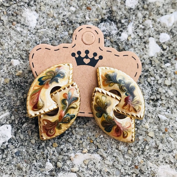 Vintage 80’s Gold Tone Cream And Green Enameled Artsy Post 1.5 in Earrings - Picture 7 of 16